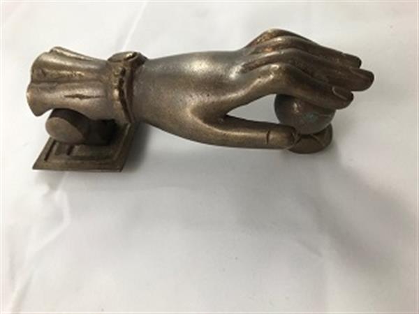 Grote foto grote deurklopper in de vorm van een hand van zwaar messing uniek stuk doe het zelf en verbouw materialen en producten