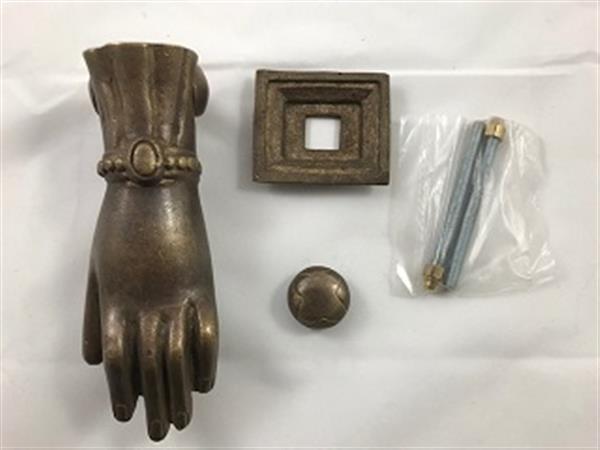 Grote foto grote deurklopper in de vorm van een hand van zwaar messing uniek stuk doe het zelf en verbouw materialen en producten