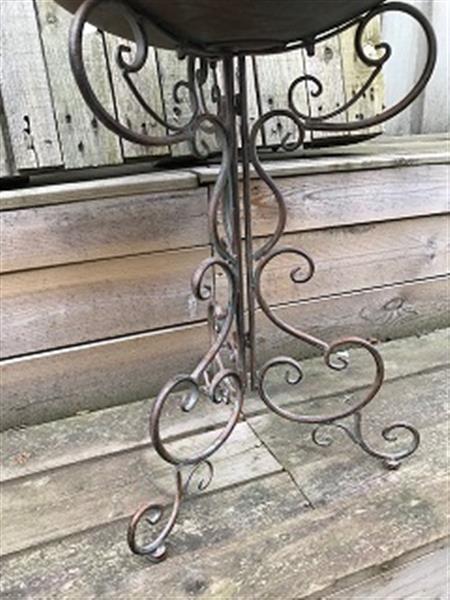 Grote foto een geweldig decoratiestuk voor in uw tuin vogelbad gemaakt van metaal tuin en terras tuindecoratie