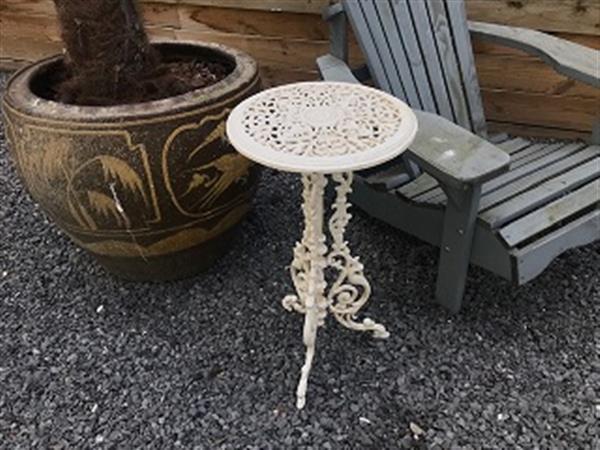 Grote foto bijzet tafel zwaar gietijzer wit uniek en prachtig tuin en terras tuinmeubelen