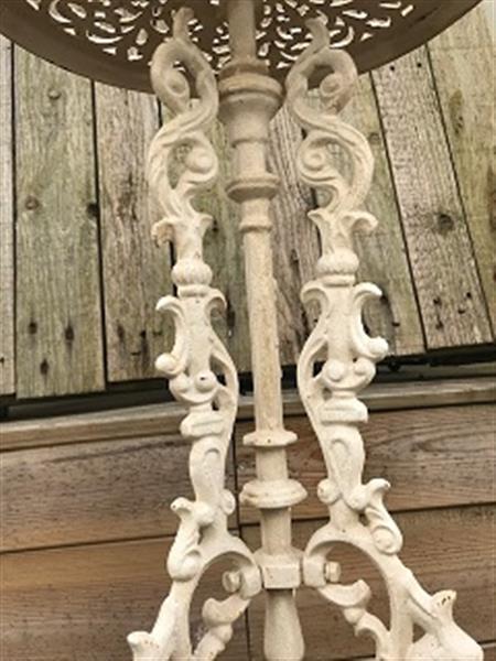 Grote foto bijzet tafel zwaar gietijzer wit uniek en prachtig tuin en terras tuinmeubelen