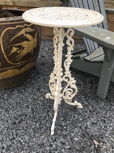 Grote foto bijzet tafel zwaar gietijzer wit uniek en prachtig tuin en terras tuinmeubelen