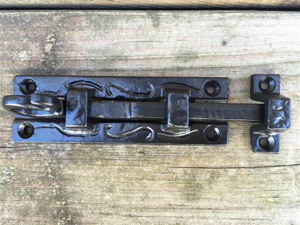 Grote foto een fraaie deurgrendel mat zwart gemaakt van smeedijzer doe het zelf en verbouw materialen en producten