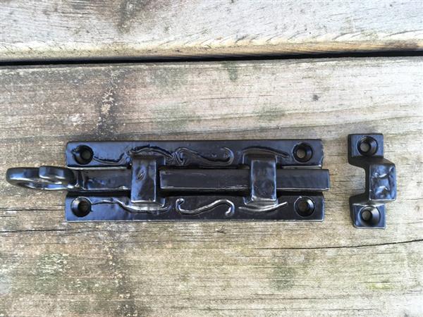 Grote foto een fraaie deurgrendel mat zwart gemaakt van smeedijzer doe het zelf en verbouw materialen en producten