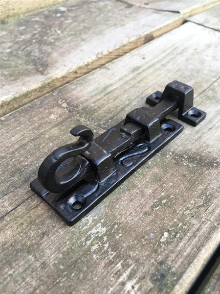 Grote foto een mooie deurgrendel schuifslot mat zwart gemaakt van smeedijzer doe het zelf en verbouw materialen en producten