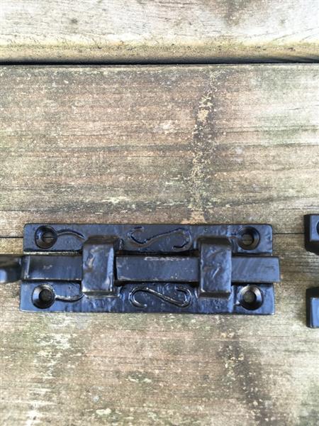 Grote foto een mooie deurgrendel schuifslot mat zwart gemaakt van smeedijzer doe het zelf en verbouw materialen en producten