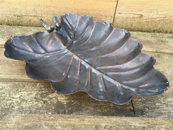 Grote foto metalen vogelbad in de vorm van een blad met 2 vogels zittend op de rand prachtig afgewerkt tuin en terras tuindecoratie