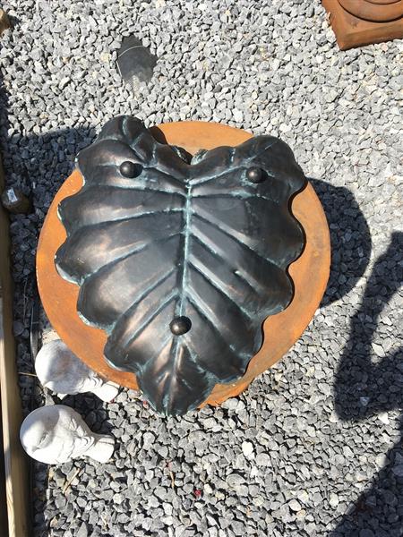 Grote foto metalen vogelbad in de vorm van een blad met 2 vogels zittend op de rand prachtig afgewerkt tuin en terras tuindecoratie