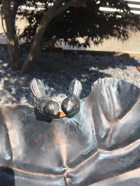 Grote foto metalen vogelbad in de vorm van een blad met 2 vogels zittend op de rand prachtig afgewerkt tuin en terras tuindecoratie