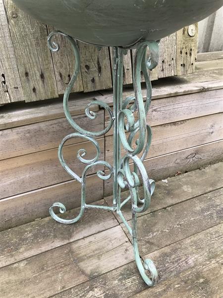 Grote foto mooi groot vogelbad gemaakt van metaal zeer decoratief tuin en terras tuindecoratie