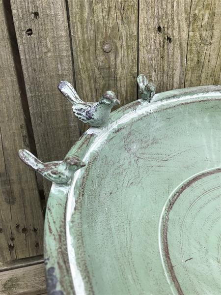 Grote foto mooi groot vogelbad gemaakt van metaal zeer decoratief tuin en terras tuindecoratie