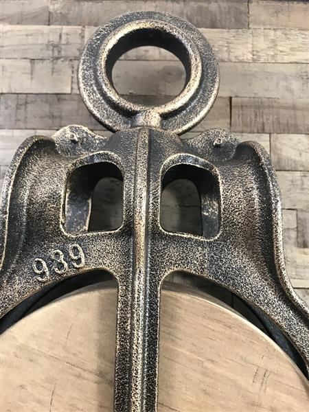 Grote foto een fraaie katrol cast iron pully groot tuin en terras tuindecoratie