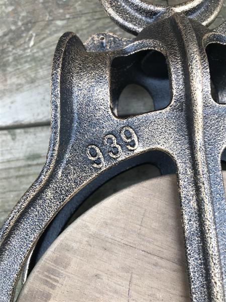 Grote foto een fraaie katrol cast iron pully groot tuin en terras tuindecoratie