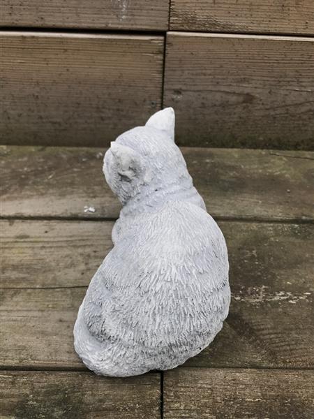 Grote foto een mooie liggende poes gemaakt van steen fraai in detail tuin en terras tuindecoratie