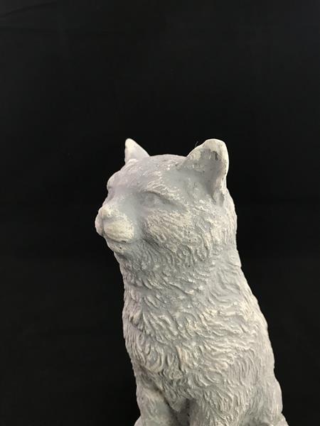 Grote foto een mooie zittende poes gemaakt van steen fraai in detail tuin en terras tuindecoratie