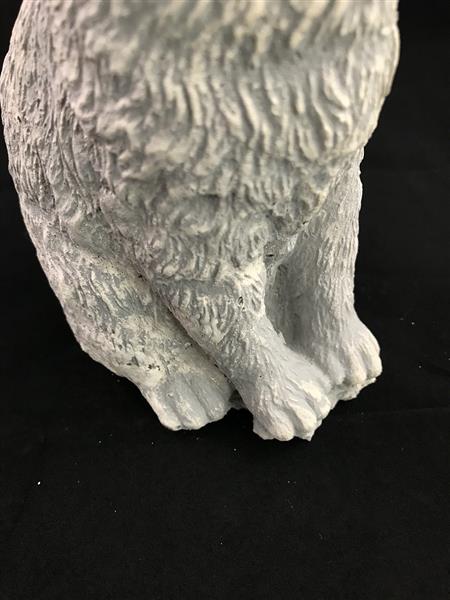 Grote foto een mooie zittende poes gemaakt van steen fraai in detail tuin en terras tuindecoratie