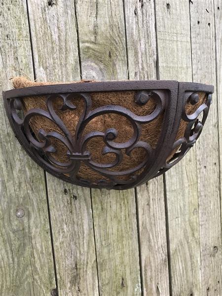 Grote foto een plantenbak mand voor aan de muur mooie wanddecoratie tuin en terras tuindecoratie