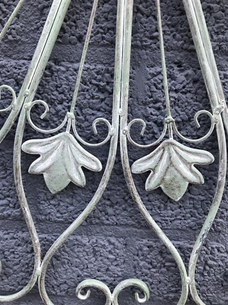 Grote foto mooi wandornament met de franse lelie in het midden tuin en terras tuindecoratie