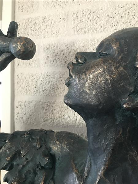 Grote foto prachtige torso van een jazz muzikant de zangeres in green gold tuin en terras tuindecoratie