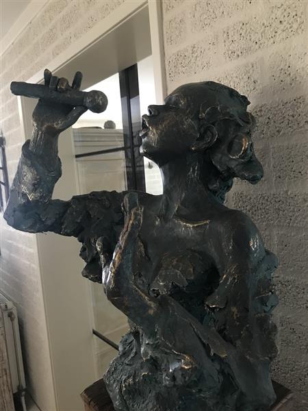 Grote foto prachtige torso van een jazz muzikant de zangeres in green gold tuin en terras tuindecoratie