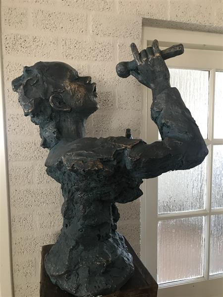 Grote foto prachtige torso van een jazz muzikant de zangeres in green gold tuin en terras tuindecoratie