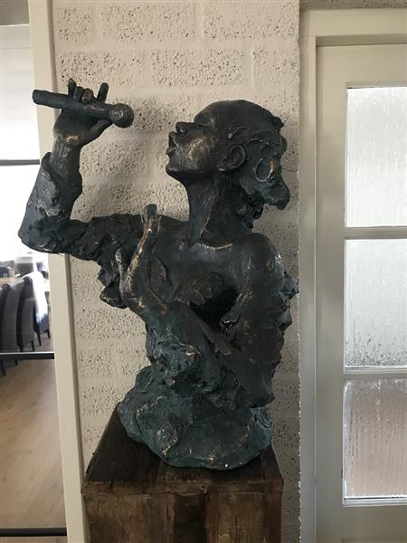 Grote foto prachtige torso van een jazz muzikant de zangeres in green gold tuin en terras tuindecoratie