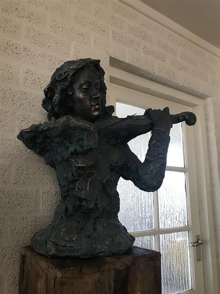 Grote foto prachtige torso van een jazz muzikant met een viool in green gold tuin en terras tuindecoratie