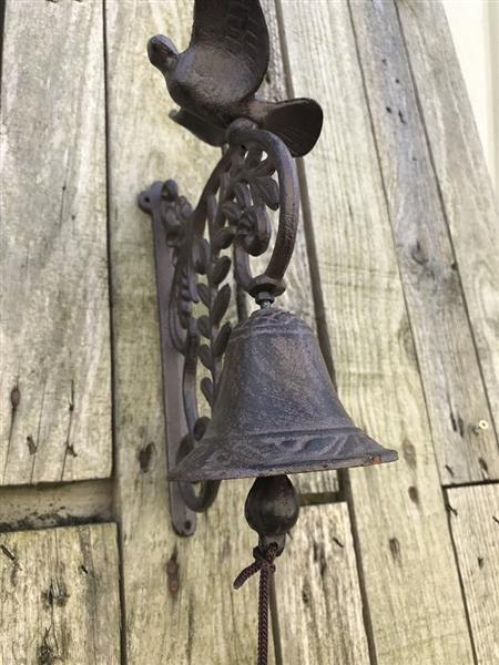 Grote foto een sierlijke deurbel met een vogel erop gemaakt van gietijzer doe het zelf en verbouw materialen en producten
