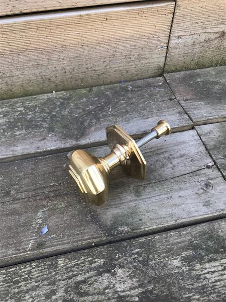 Grote foto een prachtige grote vast staande deurknop gemaakt van messing glanzend oppervlak doe het zelf en verbouw materialen en producten