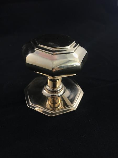 Grote foto een prachtige grote vast staande deurknop gemaakt van messing glanzend oppervlak doe het zelf en verbouw materialen en producten