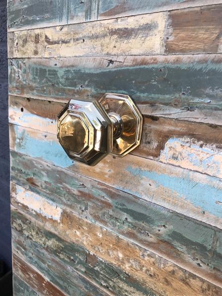 Grote foto een prachtige grote vast staande deurknop gemaakt van messing glanzend oppervlak doe het zelf en verbouw materialen en producten