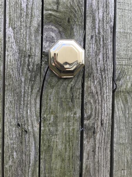 Grote foto een prachtige grote vast staande deurknop gemaakt van messing glanzend oppervlak doe het zelf en verbouw materialen en producten