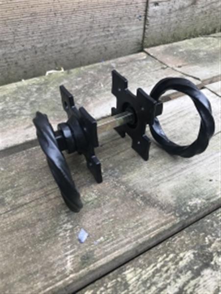 Grote foto een set trekhendels voor bijvoorbeeld de deur gietijzer mat zwart doe het zelf en verbouw materialen en producten