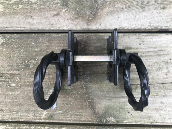 Grote foto een set trekhendels voor bijvoorbeeld de deur gietijzer mat zwart doe het zelf en verbouw materialen en producten