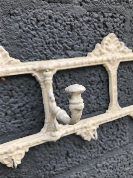 Grote foto wandkapstok antiek wit met draaibare haak gietijzer shabby look geschilderd huis en inrichting woningdecoratie