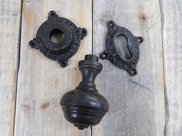 Grote foto 1 vaste deurknop plus 1 x knoprozet 1 x sleutelrozet basis voor de deur antiek ijzeren uitvoe doe het zelf en verbouw materialen en producten