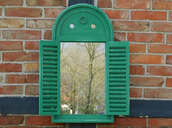 Grote foto spiegel met houten frame en deurtjes vintage green huis en inrichting woningdecoratie