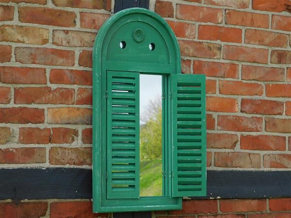 Grote foto spiegel met houten frame en deurtjes vintage green huis en inrichting woningdecoratie