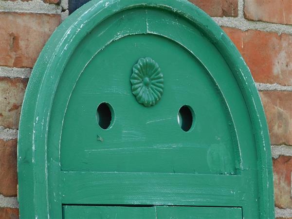Grote foto spiegel met houten frame en deurtjes vintage green huis en inrichting woningdecoratie
