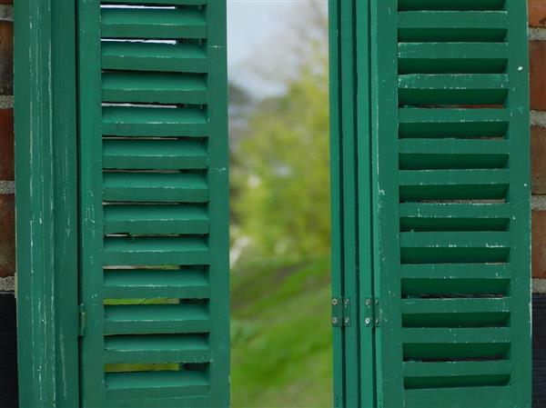 Grote foto spiegel met houten frame en deurtjes vintage green huis en inrichting woningdecoratie
