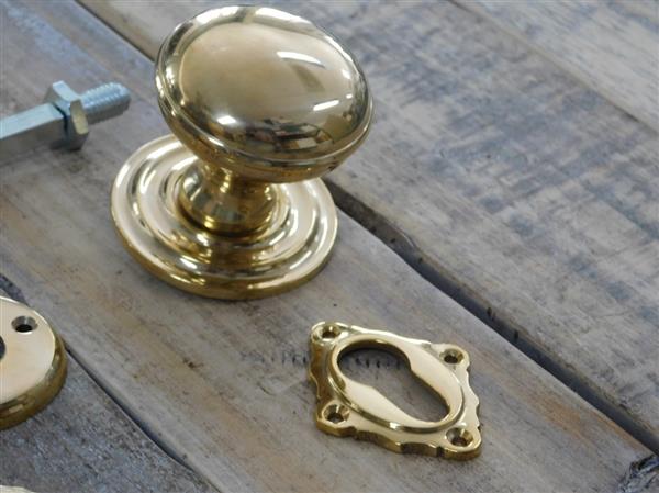 Grote foto deurbeslag set messing glans klink met keramische handvat en messing deurknop op rozet en 2 x sleut doe het zelf en verbouw materialen en producten