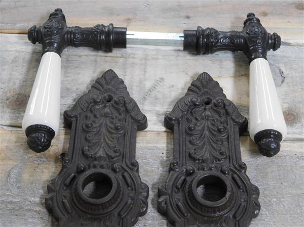 Grote foto set van 2 x lange plaat en twee deurklinken met altweisser keramiek deurbeslag ijzer bruin doe het zelf en verbouw materialen en producten