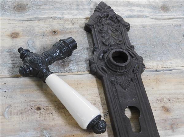 Grote foto set van 2 x lange plaat en twee deurklinken met altweisser keramiek deurbeslag ijzer bruin doe het zelf en verbouw materialen en producten