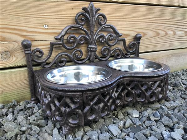 Grote foto dubbele voerbak gietijzer frame met 2 roestvrijstalen kommen tuin en terras tuindecoratie