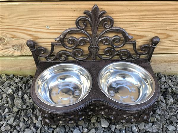 Grote foto dubbele voerbak gietijzer frame met 2 roestvrijstalen kommen tuin en terras tuindecoratie