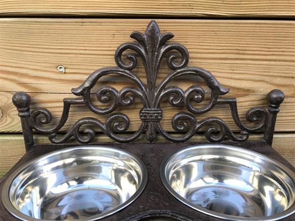 Grote foto dubbele voerbak gietijzer frame met 2 roestvrijstalen kommen tuin en terras tuindecoratie