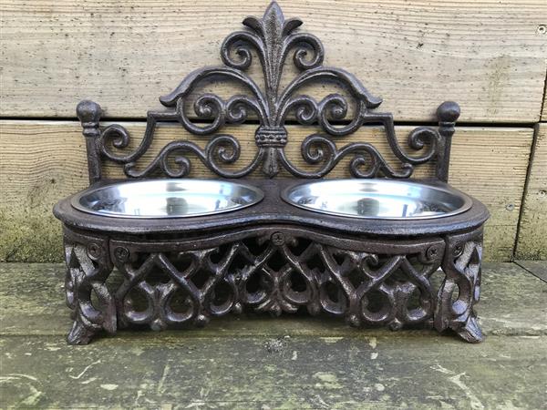 Grote foto dubbele voerbak gietijzer frame met 2 roestvrijstalen kommen tuin en terras tuindecoratie