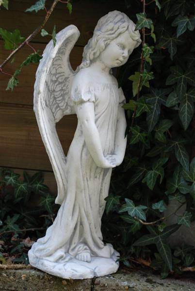 Grote foto prachtig staand engelbeeld vol steen super in detail tuin en terras tuindecoratie
