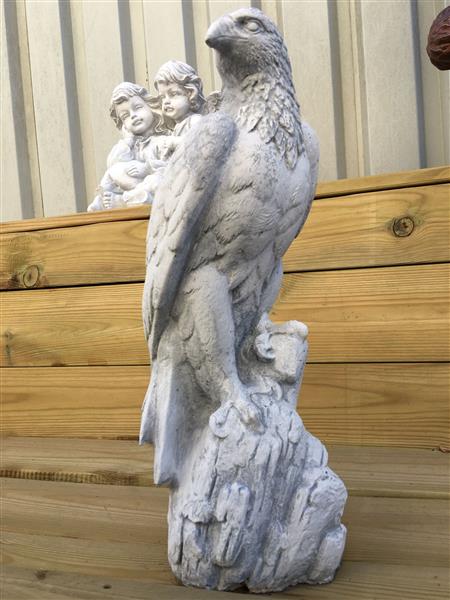 Grote foto een prachtige zittende adelaar vol steen. tuin en terras tuindecoratie