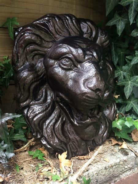 Grote foto grote leeuwenkop vol steen donkerbrons super mooi tuin en terras tuindecoratie